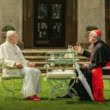 Ce vezi în filmul Cei doi papi e departe de adevăr și îți spunem de ce
