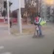 VIDEO | Inconștiență pe străzile din București. Un bărbat se plimba cu doi copii pe o trotinetă