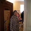 Opt familii din București speră ca primăria să nu le dea afară din casa abandonată din Sectorul 5 în care și-au făcut un cămin