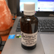 Un medic chirurg a scos la vânzare un pretins medicament împotriva coronavirus. Autoritățile trec rapid de la acuzații de „șarlatanie” la scuze de genul „s-a greșit, dar nu cu intenții rele”