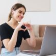 Pregateste-te pentru prima conversatie prin webcam. Sfaturi pentru a face o impresie buna